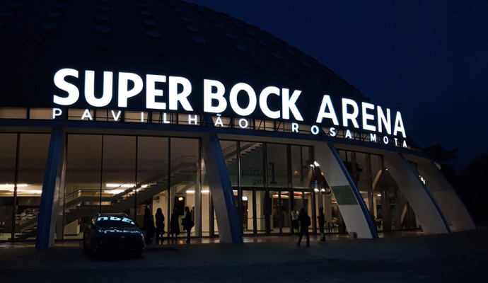 fachada noite superbok arena